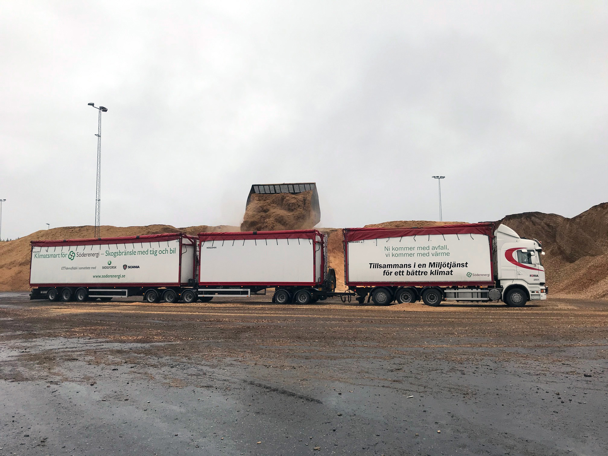 Nya lastbilen på 98 ton kör bränsle till Igelstaverket.