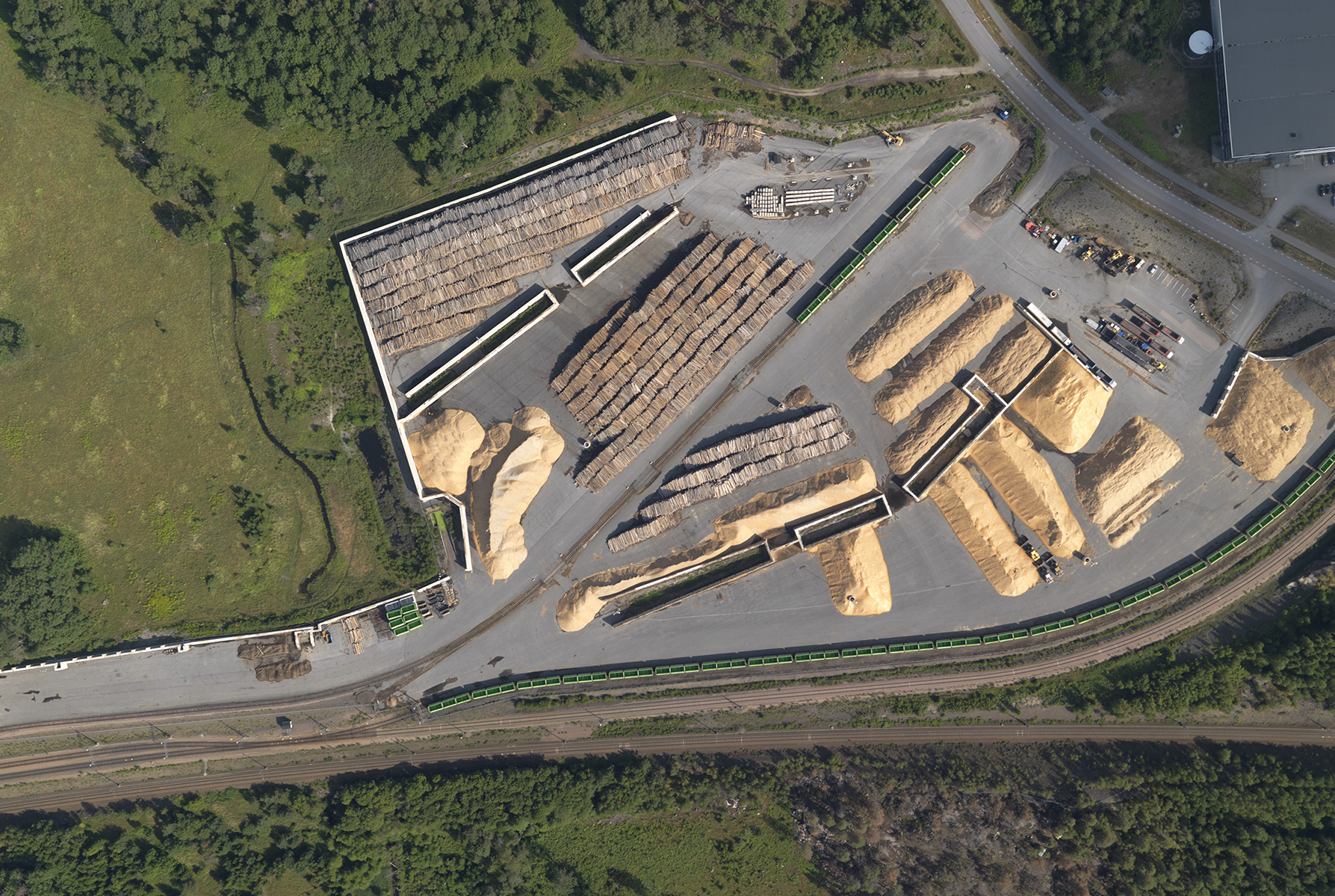 Bränslelager på Söderenergis tåg- och bränsleterminal i Nykvarn 20210729. Foto: Söderenergi/Nordic Photoflight. Foto: Söderenergi/Nordic Photoflight