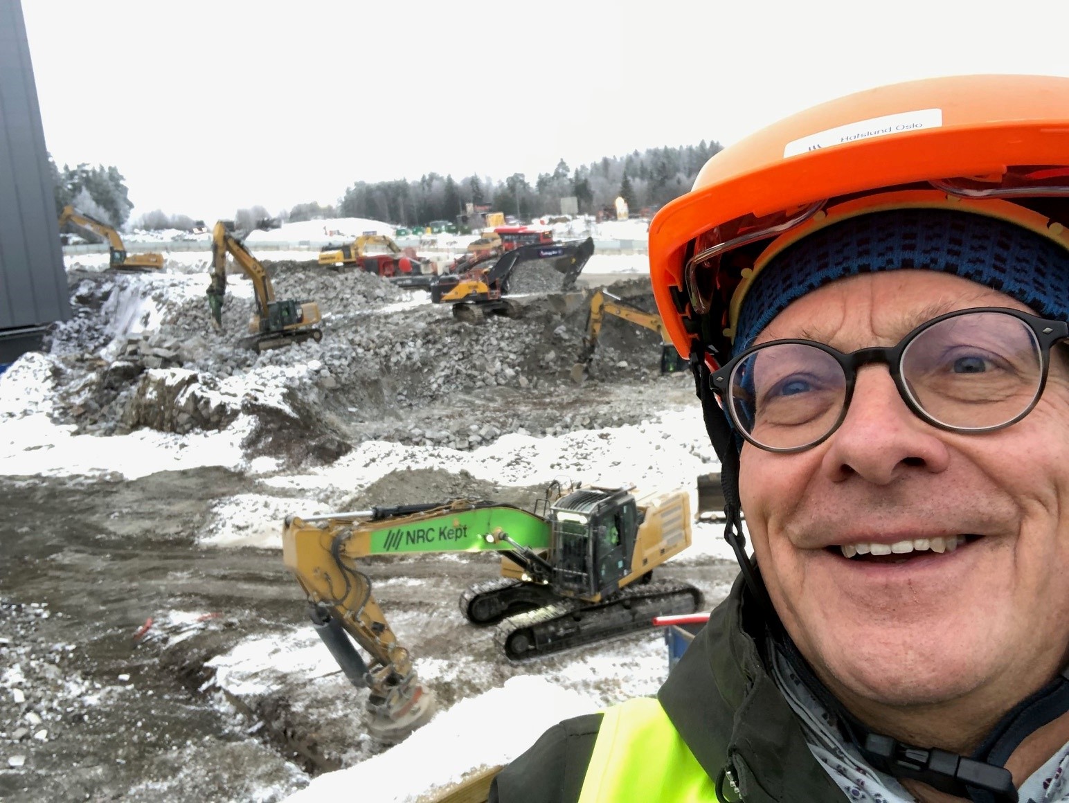 Leif Bodinson framför Celsios bygge av en CCS-anläggning vid deras avfallsvärmeverk utanför Oslo.