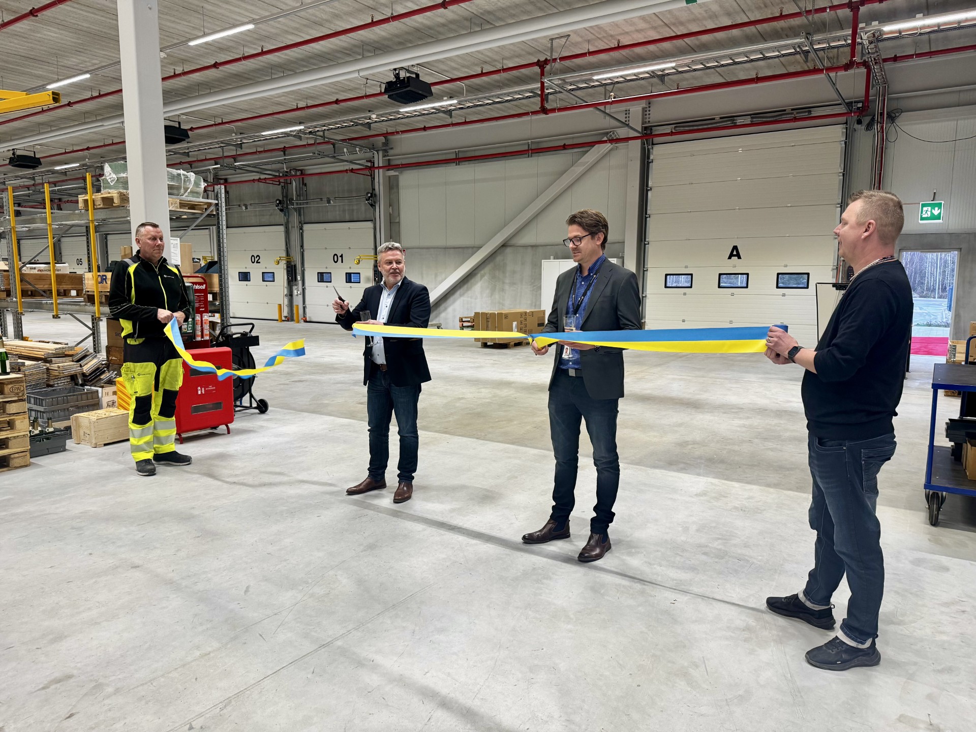 Söderenergis ekonomichef Magnus Trygg klipper bandet vid invigningen av vår nya reservdels- och logistikanläggning.